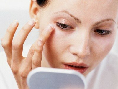 Нанесение крема от морщин вокруг глаз Нанесение крема от морщин вокруг глаз